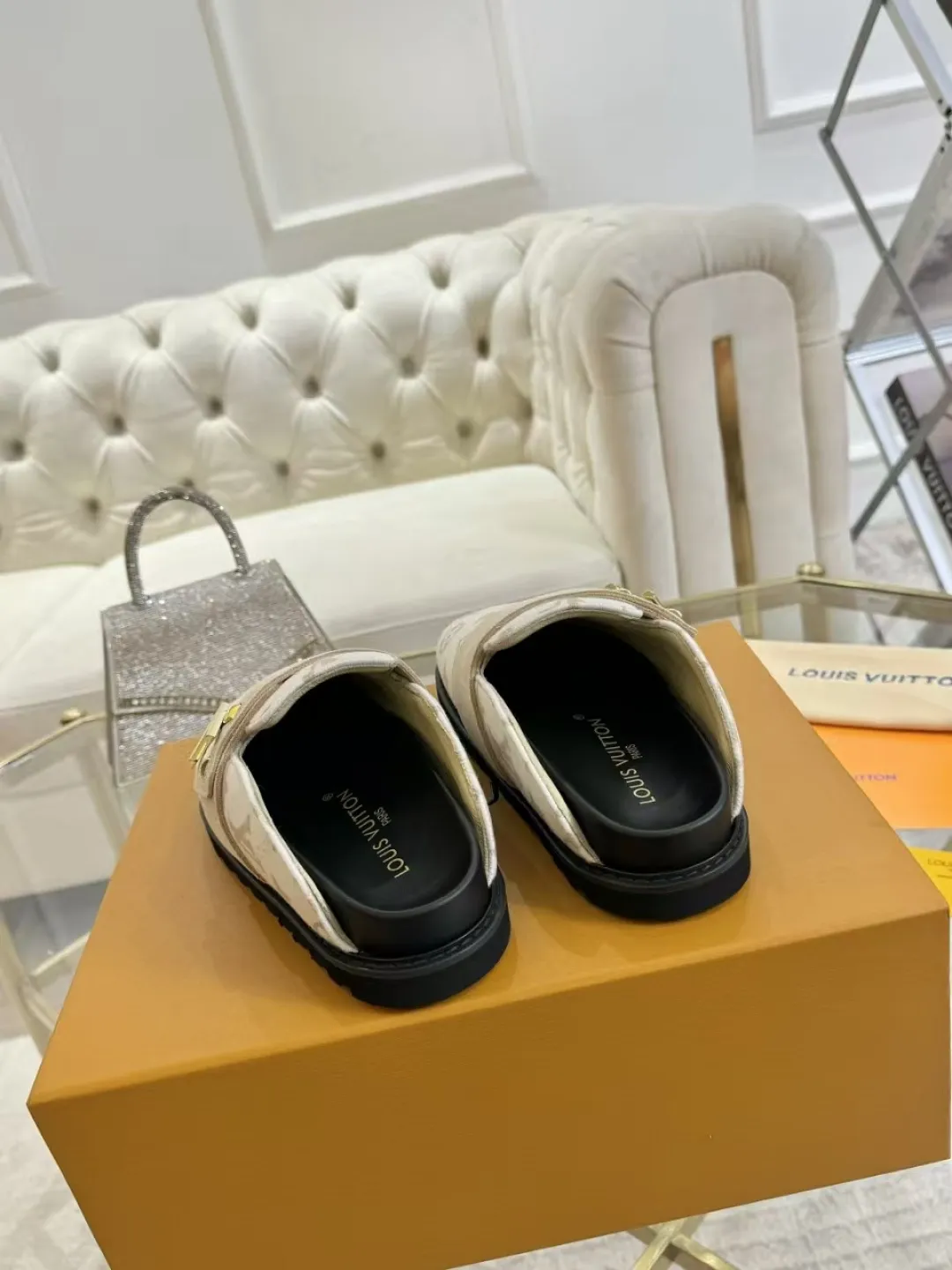 p560 High version women's toe-cap slippers ✨ **LV classic toe-toe slippers | Eternal elegance, starting from the toes** ✨ This pair of **Louis Vuitton classic toe-toe slippers** is an **eternal legend** in the fashion industry, and every detail tells **luxury and taste**. ... **Versatile, no matter the style**: ▪ Pair with jeans, casual and high-end ▪ Pair with a dress, elegant and lazy ▪ Commuting or dating, easily manage various occasions 💖 **Fashion icons are wearing it**, what are you waiting for?   **Owning it means owning an eternal classic**! ✨ #Louis Vuitton #LV slippers #Advanced sense of wear #Classic never goes out of style Fabric: Classic jacquard fabric Lining: Sheepskin lining Sole: Original rubber sole Size: Female 35-41 Male 38-46